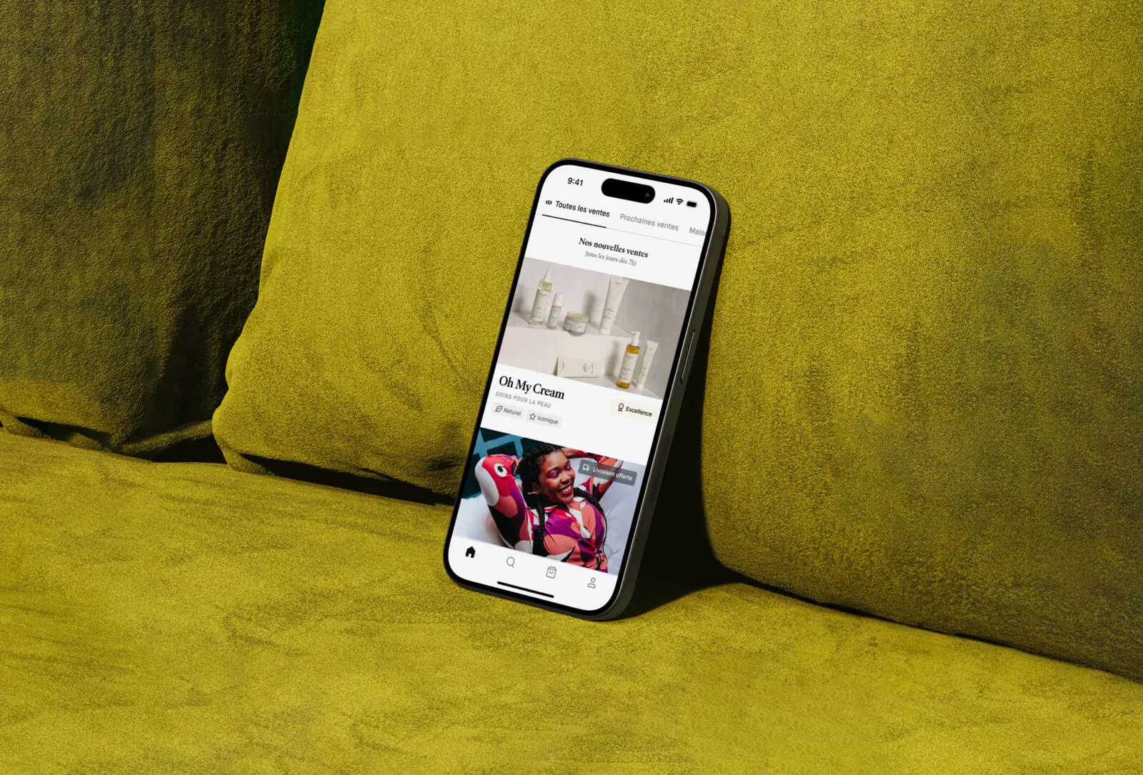 Un téléphone affichant l'application Choose, posé sur un canapé vert